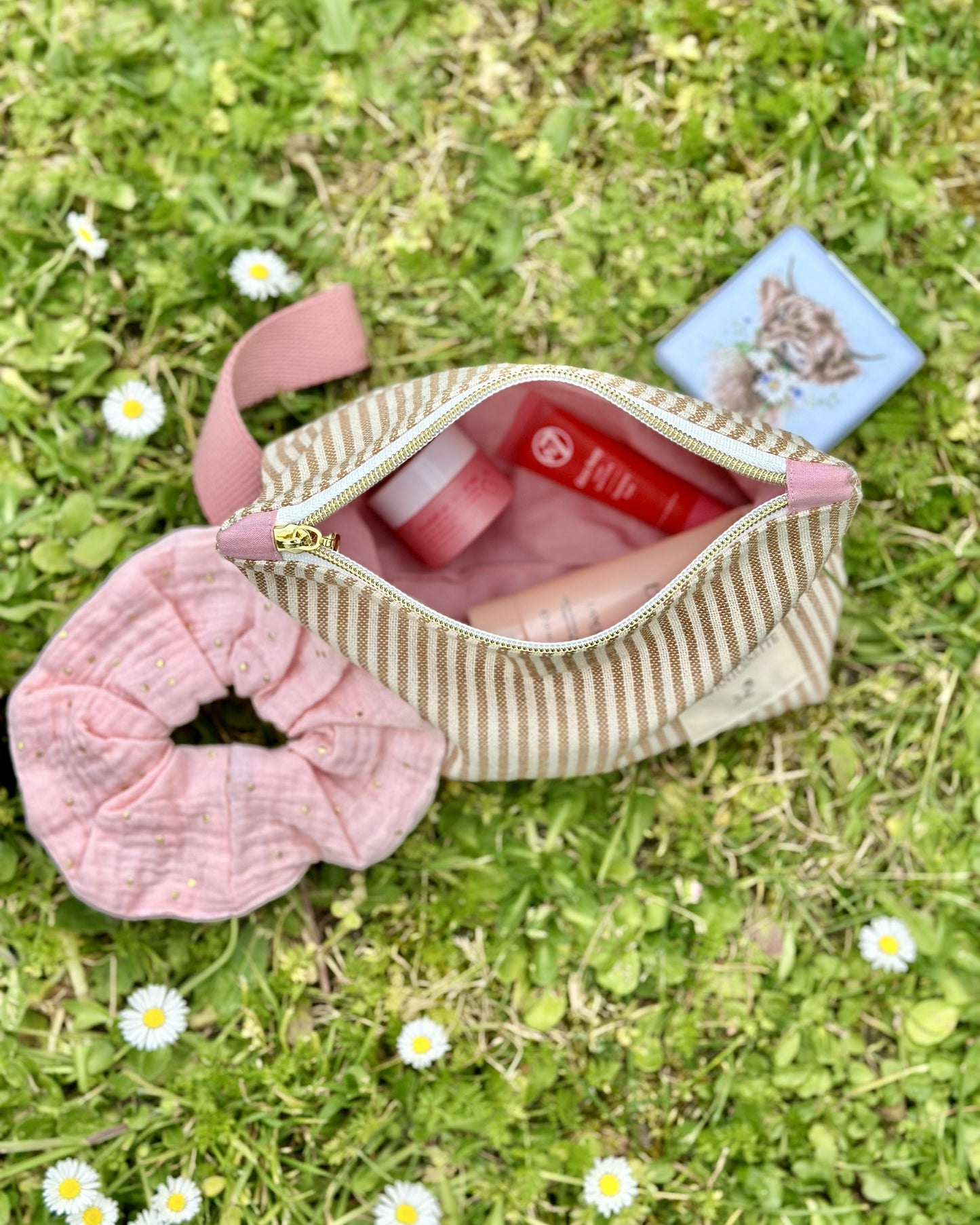 Trousse zippée Deauville Blush vue du dessus ouverte – doublure blush, essentiels beauté, chouchou rose – série limitée Cousine Antoinette
