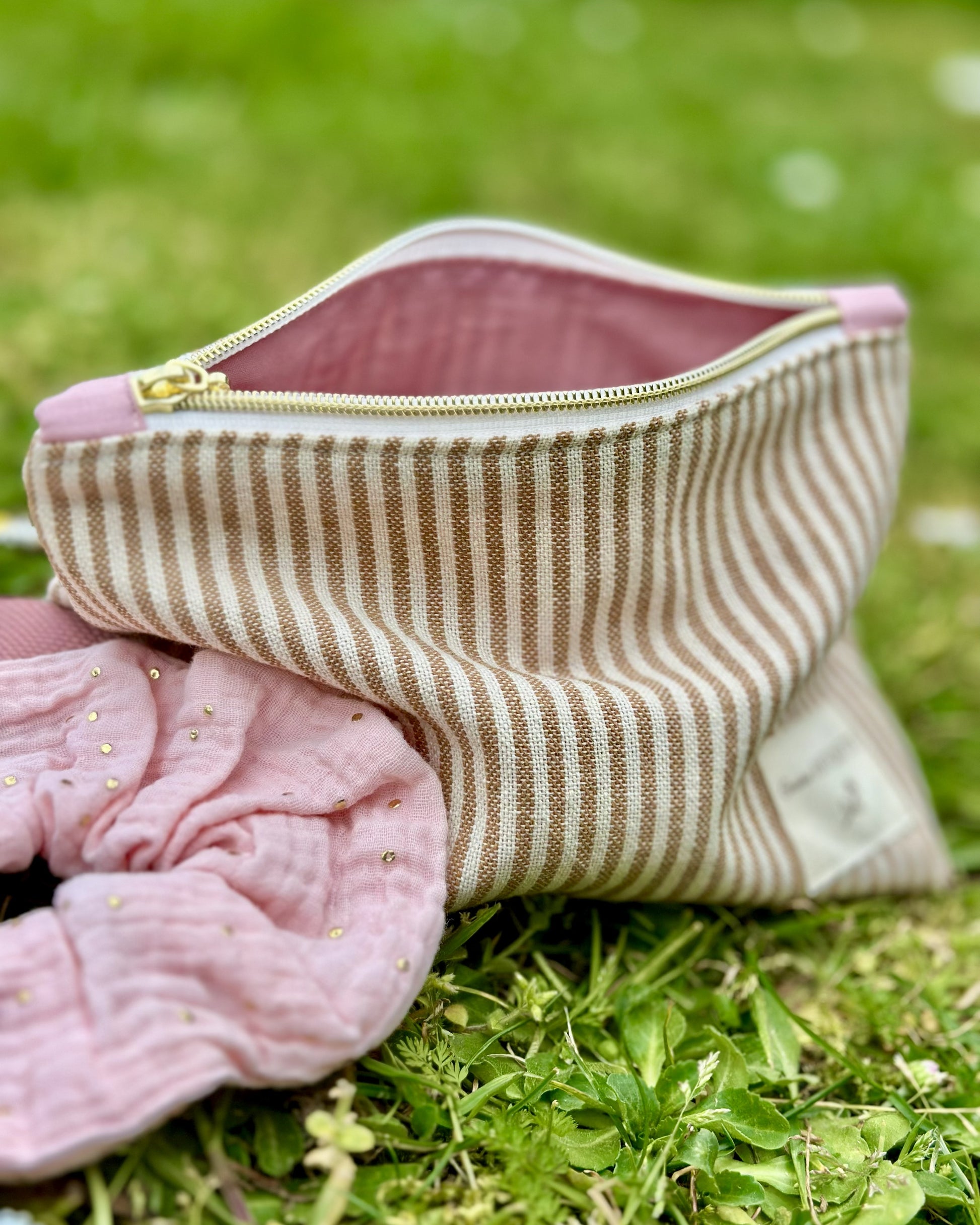 Trousse zippée Deauville Blush ouverte – doublure blush, fermeture zippée dorée, coton Oeko-Tex cousue main – Cousine Antoinette
