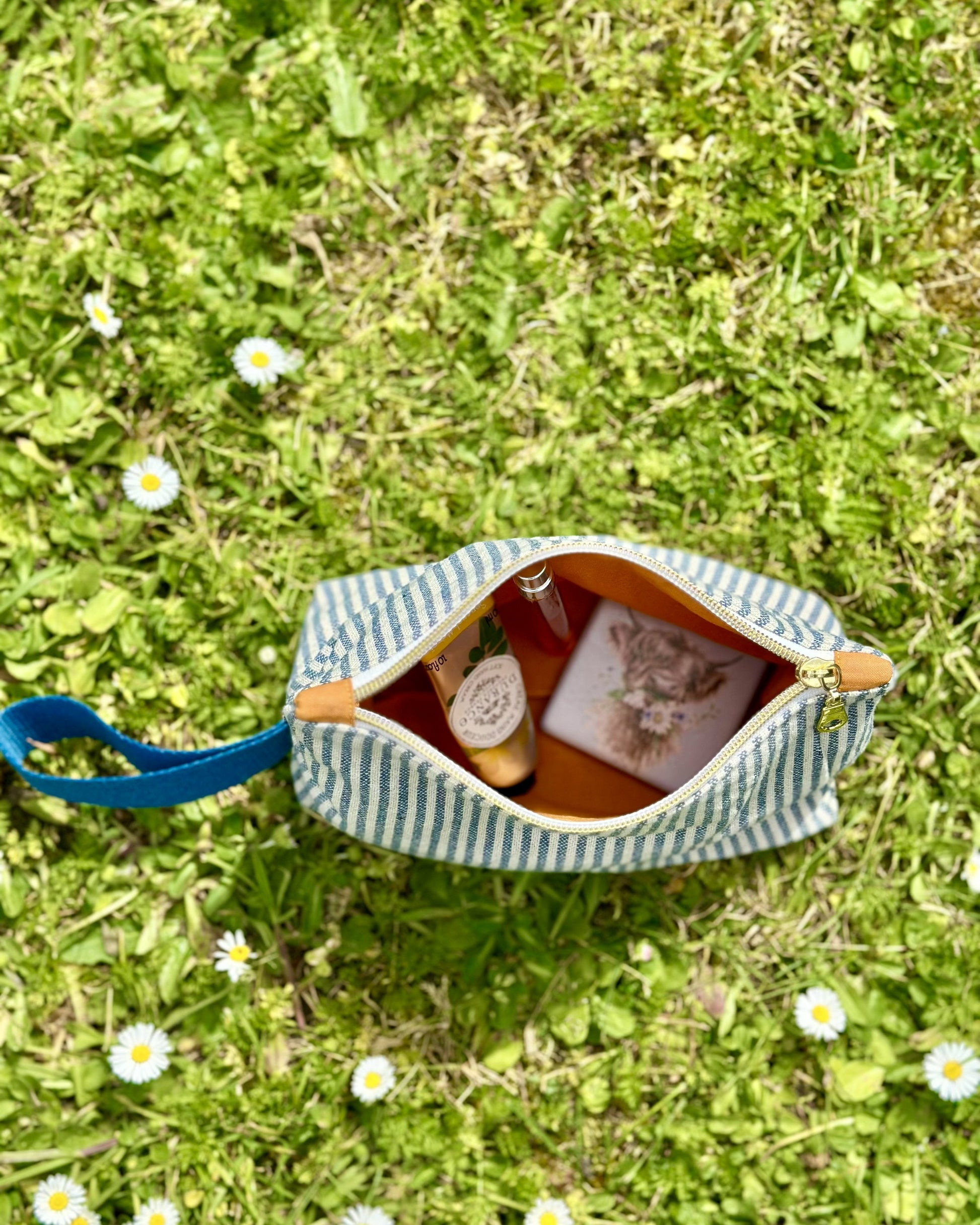 Intérieur de la trousse zippée Deauville Curry – doublure curry, fermeture dorée, coton rayé Oeko-Tex – Cousine Antoinette
