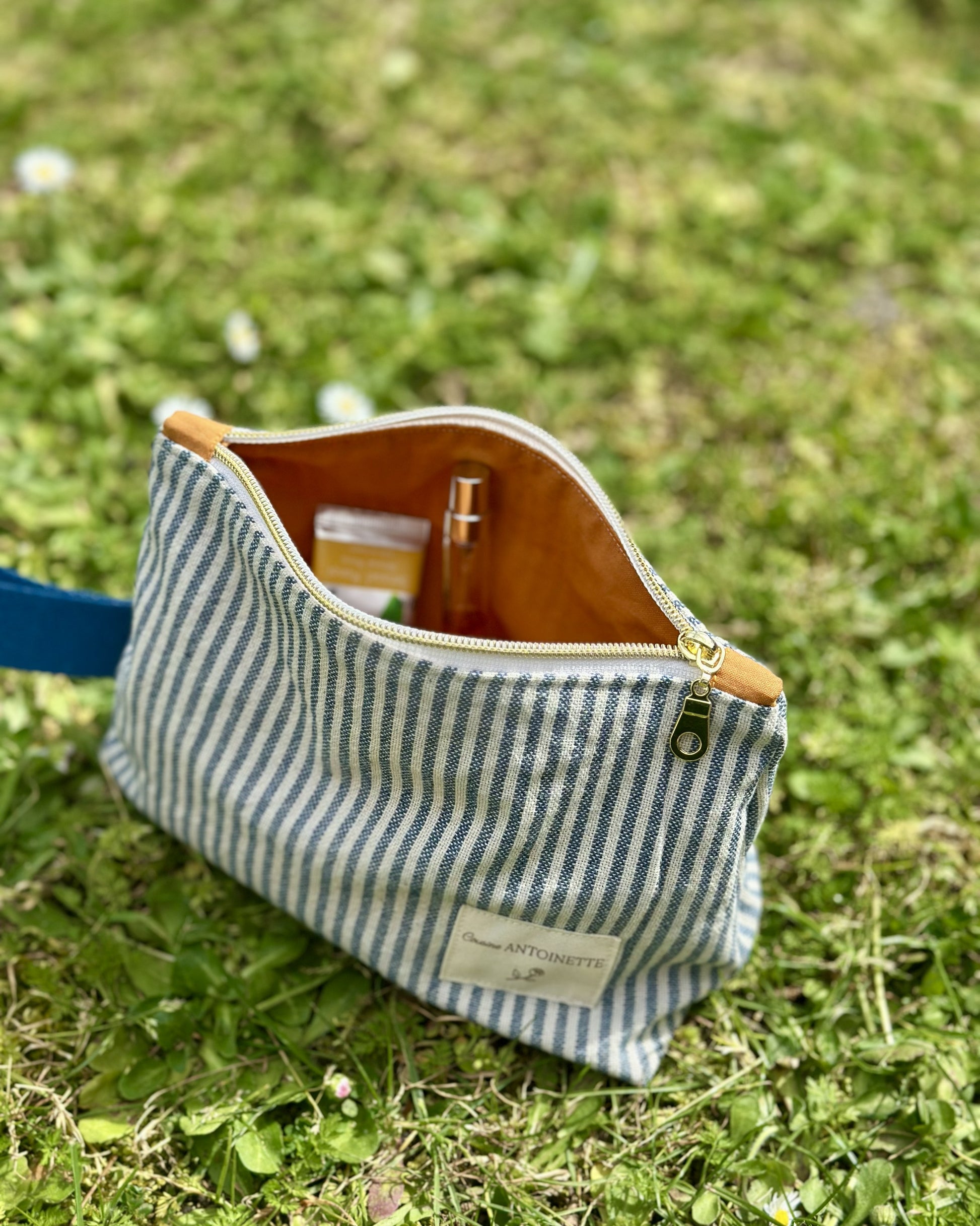 Trousse zippée Deauville Curry ouverte – doublure curry, fermeture zippée dorée, coton rayé cousue main – Cousine Antoinette
