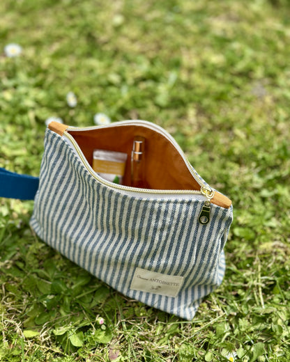 Trousse zippée Deauville Curry ouverte – doublure curry, fermeture zippée dorée, coton rayé cousue main – Cousine Antoinette
