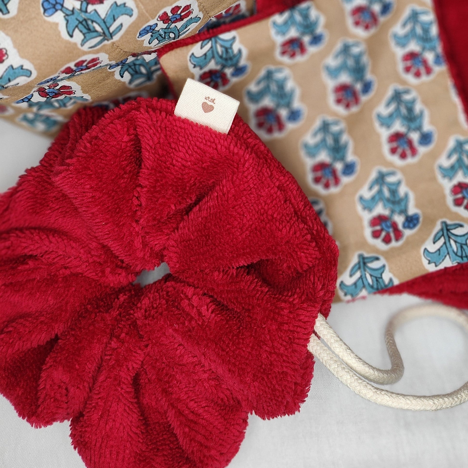 Fleur de douche éponge bambou cerise rouge lavable réutilisable fait main France