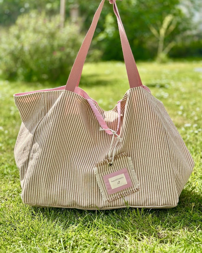 Sac week-end le Deauville Blush posé sur l'herbe - Cousine Antoinette
