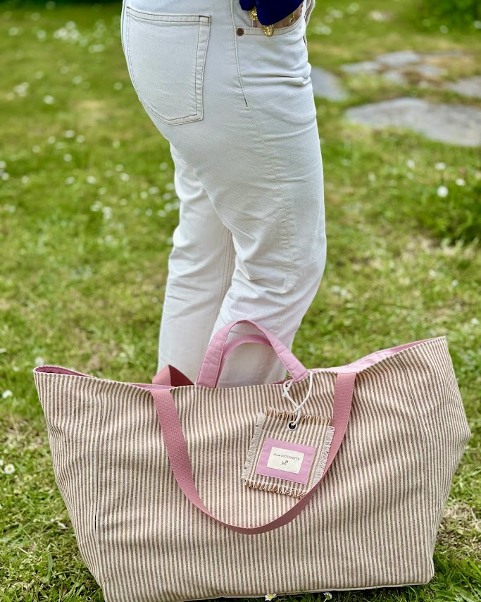 Sac week-end le Deauville Blush posé au sol - Cousine Antoinette
