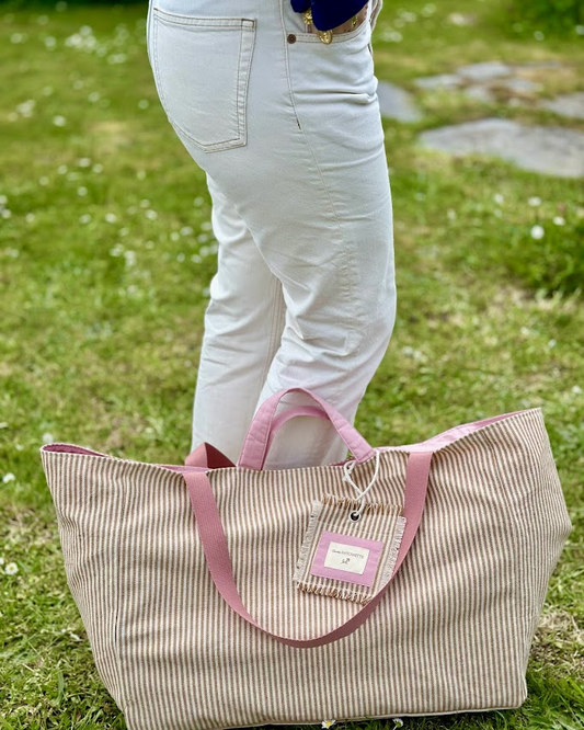 Sac week-end le Deauville Blush posé au sol - Cousine Antoinette
