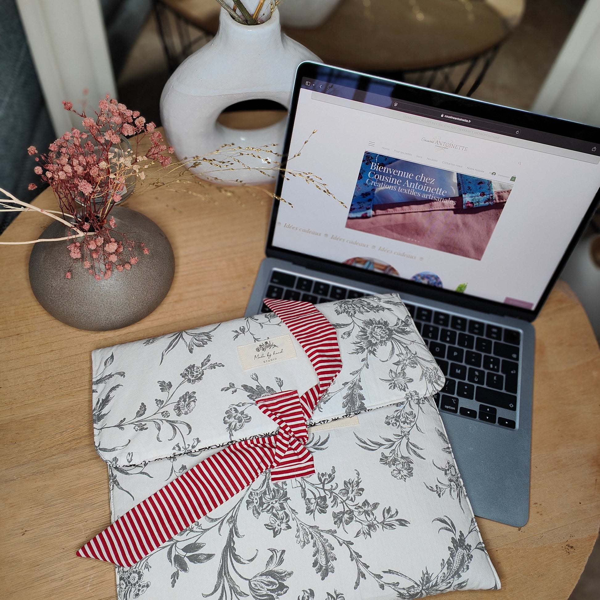 Housse ordinateur portable artisanale en situation d'usage - Cousine Antoinette
