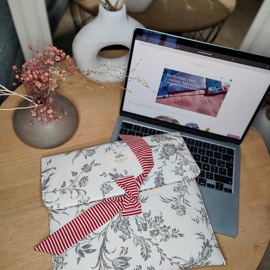 Housse ordinateur portable artisanale en situation d'usage - Cousine Antoinette
