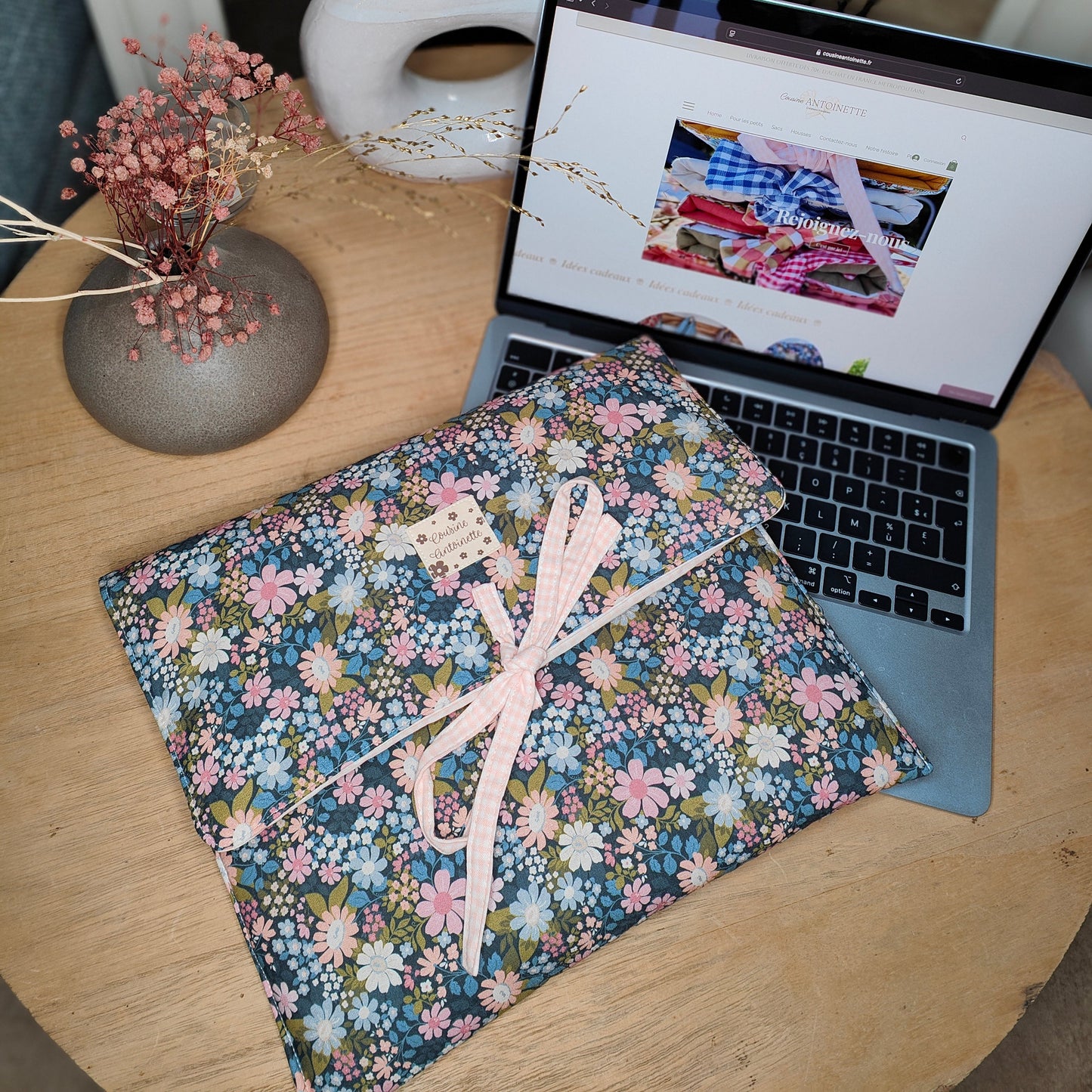 Housse ordinateur portable artisanale Floret en situation d'usage - Cousine Antoinette
