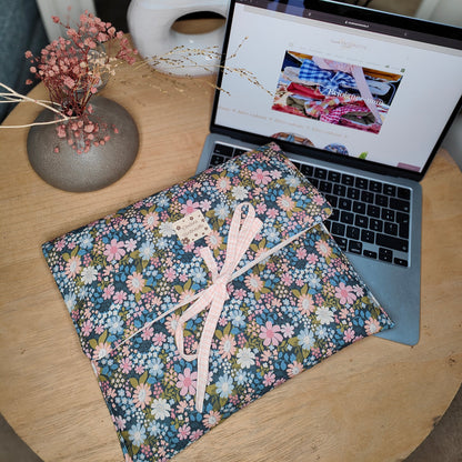 Housse ordinateur portable artisanale Floret en situation d'usage - Cousine Antoinette
