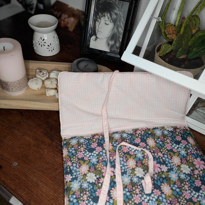 Housse ordinateur portable artisanale Floret en situation d'usage - Cousine Antoinette
