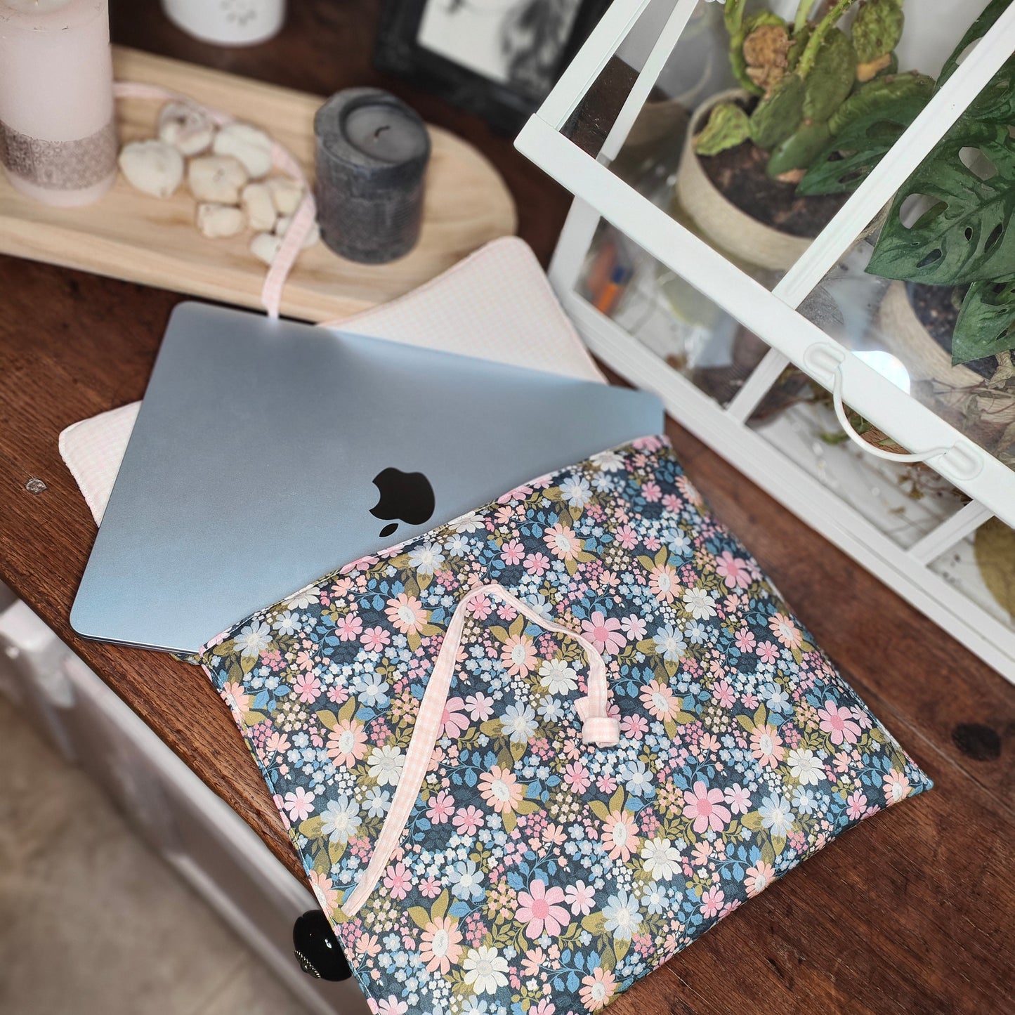 Housse ordinateur portable artisanale Floret protégeant un ordinateur - Cousine Antoinette
