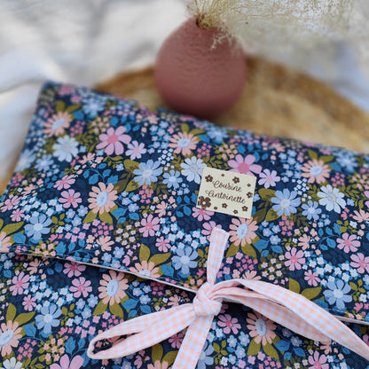 Housse ordinateur portable artisanale Floret - Détail intérieur vichy rose et fermeture nouettes - Cousine Antoinette
