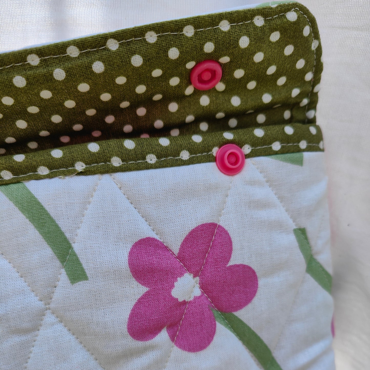 Housse ordinateur portable artisanale Jasmin - Détail intérieur olive à pois blanc - Cousine Antoinette
