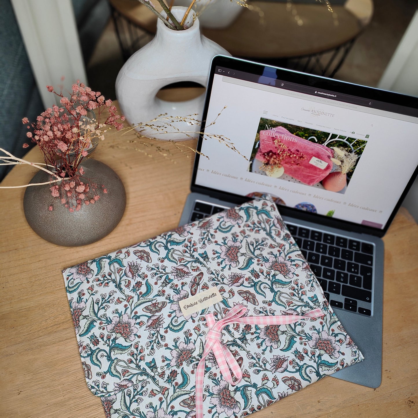 Housse ordinateur portable artisanale Papillon en situation d'usage - Cousine Antoinette
