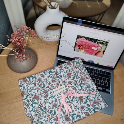 Housse ordinateur portable artisanale Papillon en situation d'usage - Cousine Antoinette
