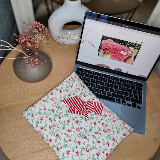 Housse ordinateur portable artisanale motif Rosy fleuri - Vue de face - Cousine Antoinette
