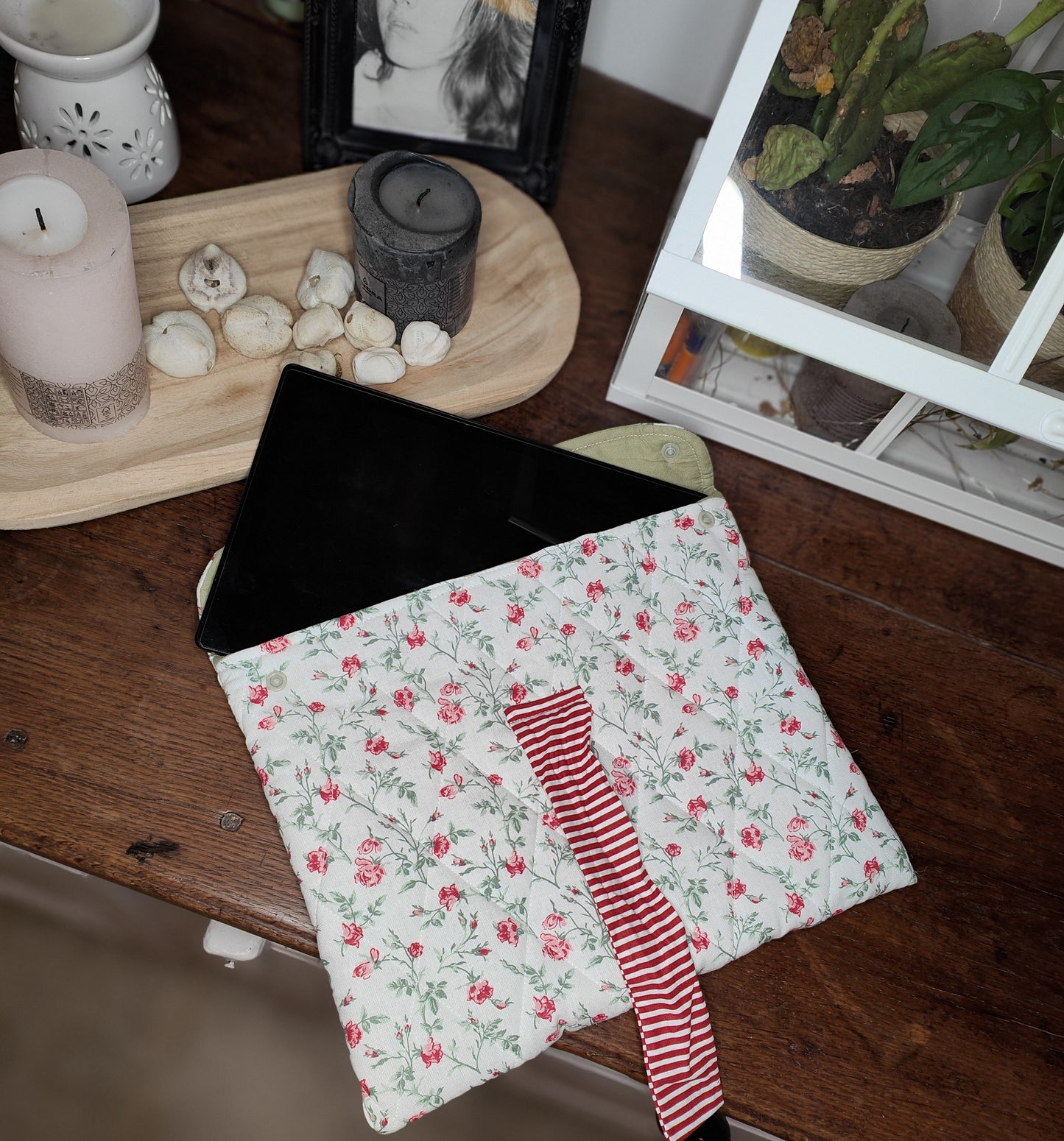 Housse ordinateur portable artisanale Rosy protégeant un ordinateur - Cousine Antoinette
