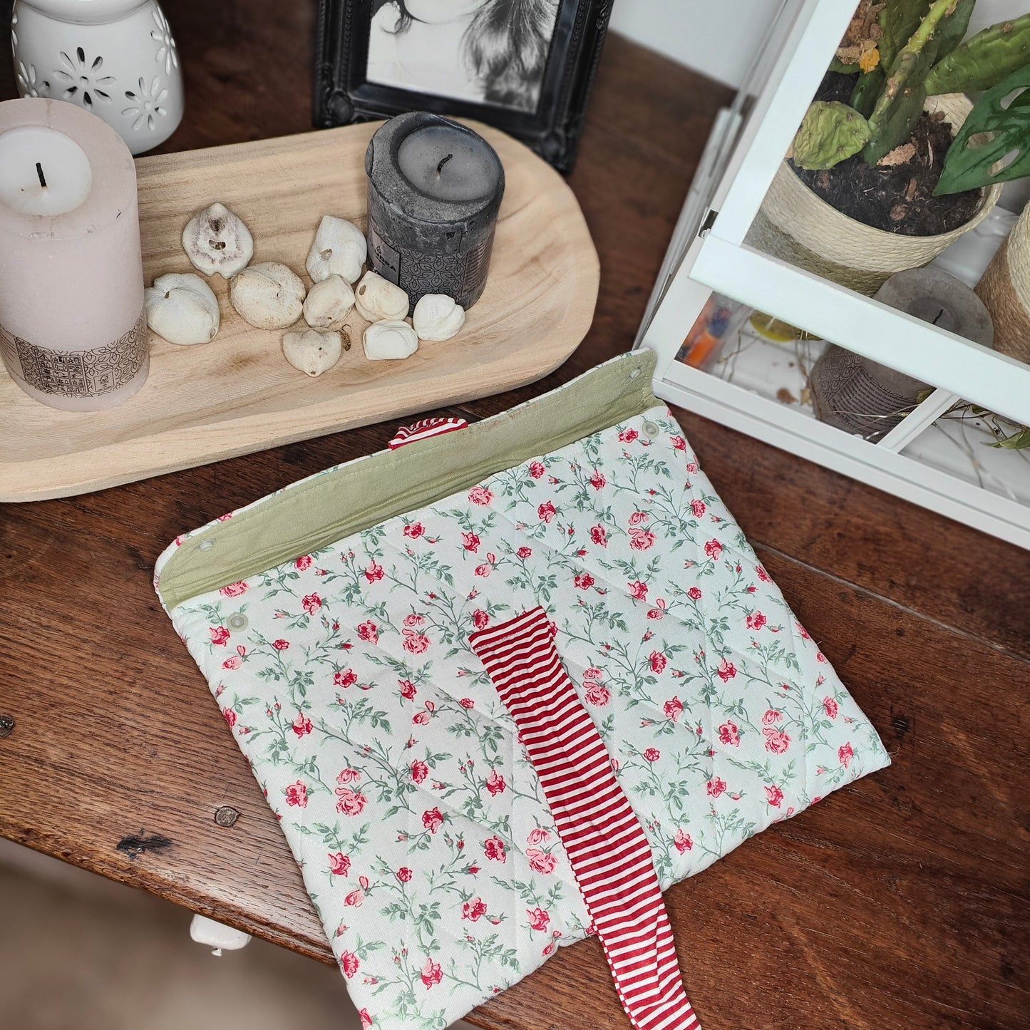 Housse ordinateur portable artisanale Rosy - Détail intérieur vert et fermeture pressions - Cousine Antoinette
