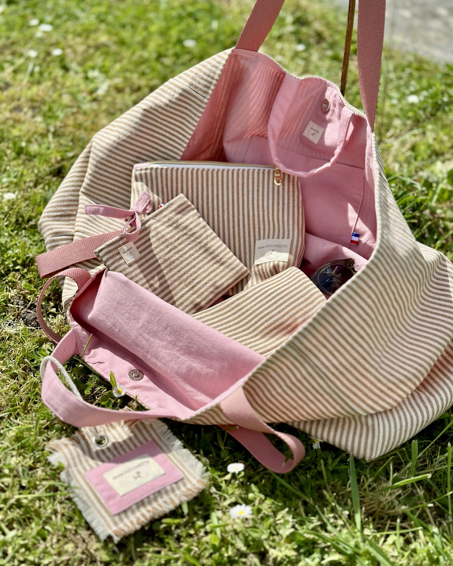 Ensemble Deauville Blush – maxi sac week-end ouvert avec trousse zippée et pochette plate assortie, coton rayé écru et beige doré, doublure rose, cousus main en France – Cousine Antoinette
