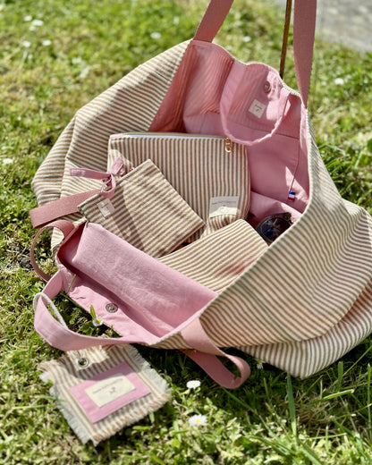 Ensemble Deauville Blush – maxi sac week-end ouvert avec trousse zippée et pochette plate assortie, coton rayé écru et beige doré, doublure rose, cousus main en France – Cousine Antoinette
