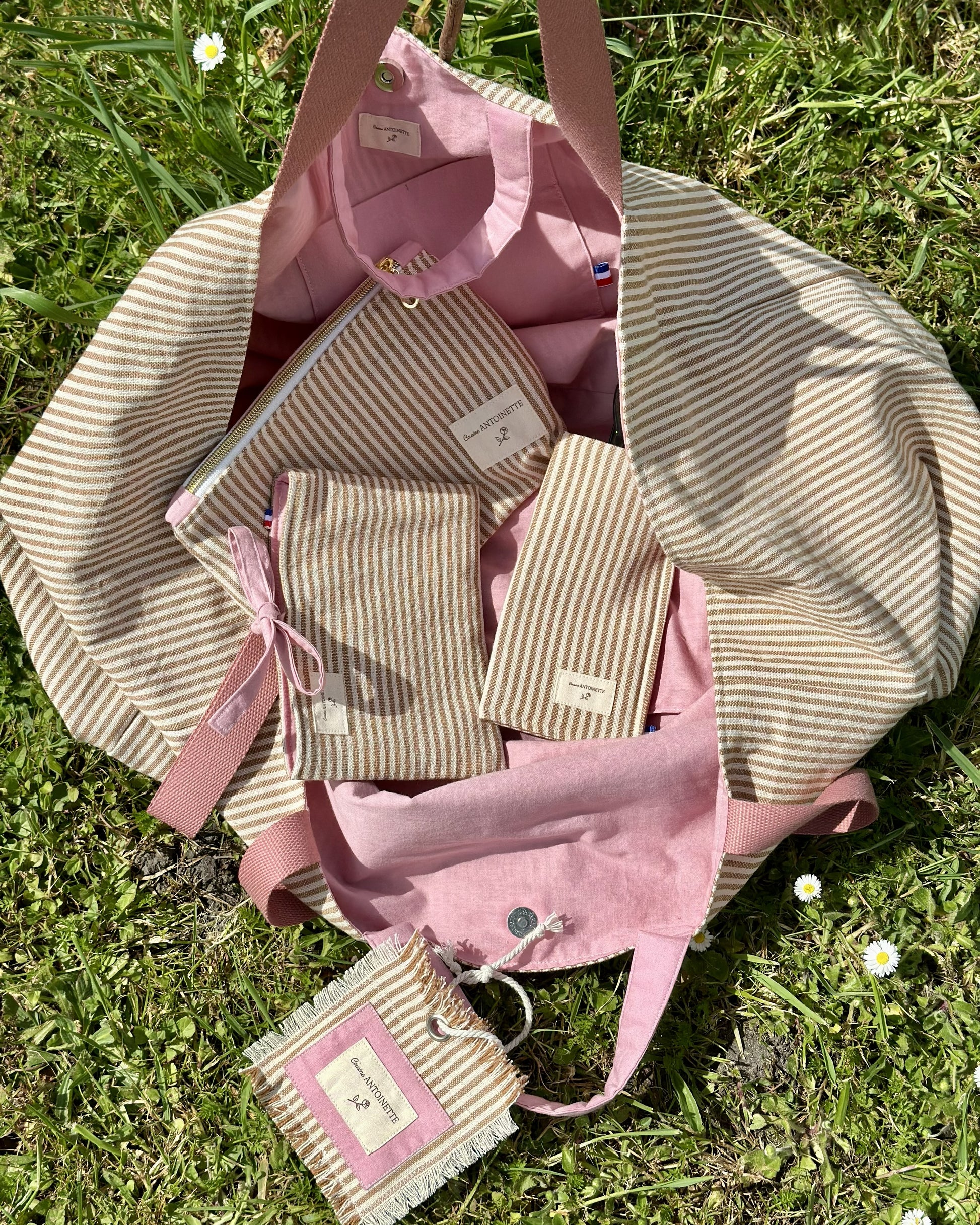 Collection Deauville Blush – maxi sac week-end ouvert avec trousse zippée, pochette plate et étui à lunettes assortis – coton rayé Oeko-Tex, cousus main – Cousine Antoinette
