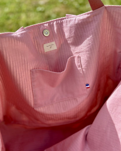 Intérieur du maxi sac week-end Deauville Blush – doublure blush, poche intérieure, étiquette Cousine Antoinette et drapeau français – fabriqué en France
