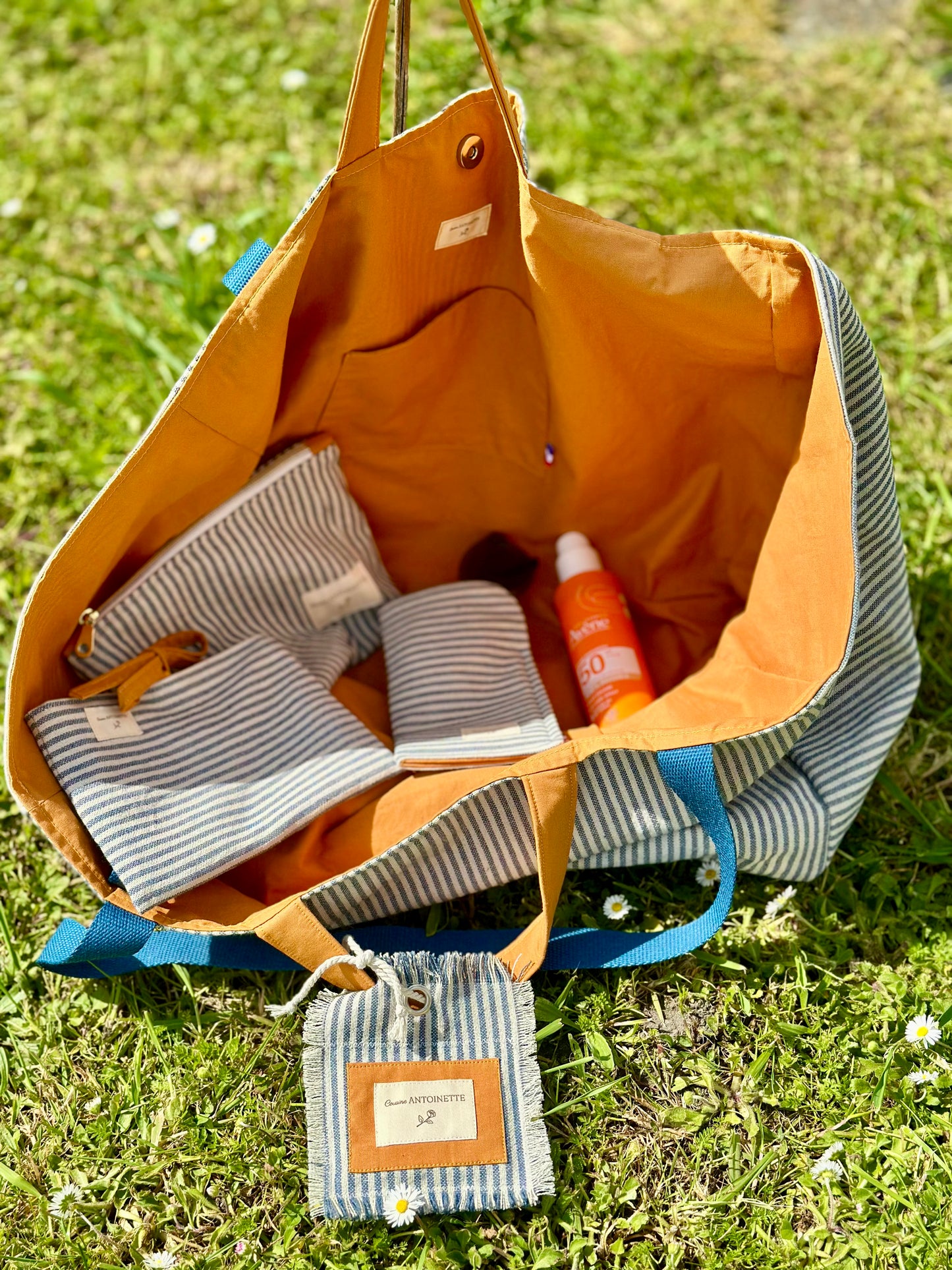 Collection Deauville Curry – maxi sac week-end ouvert avec trousse zippée, pochette plate et étui à lunettes assortis en coton rayé Oeko-Tex – Cousine Antoinette
