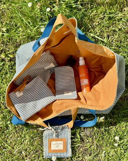 Ensemble Deauville Curry ouvert – maxi sac week-end avec pochette plate et trousse zippée assorties, coton rayé bleu et écru, doublure curry, cousus main en France – Cousine Antoinette

