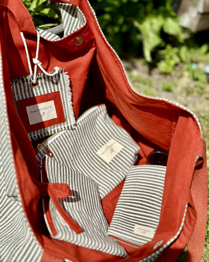 Étui à lunettes Deauville Safran glissé dans le maxi sac de plage – Cousine Antoinette

