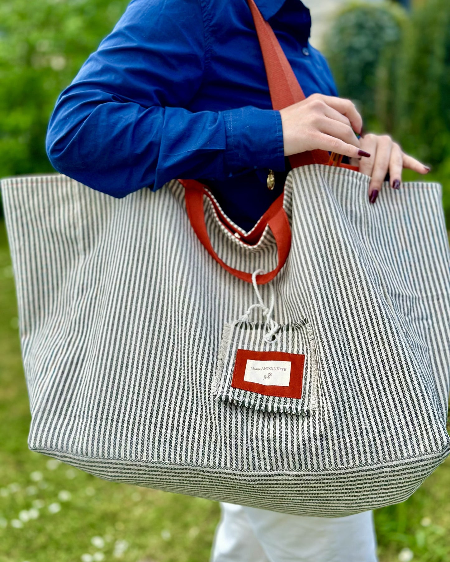 Sac week-end Deauville Safran porté épaule, anses terracotta, coton Oeko-Tex® — Cousine Antoinette
