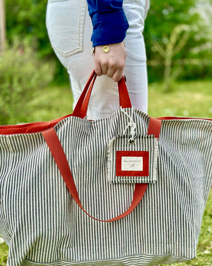 Sac week-end Deauville Safran posé sur l'herbe, vue de côté — Cousine Antoinette
