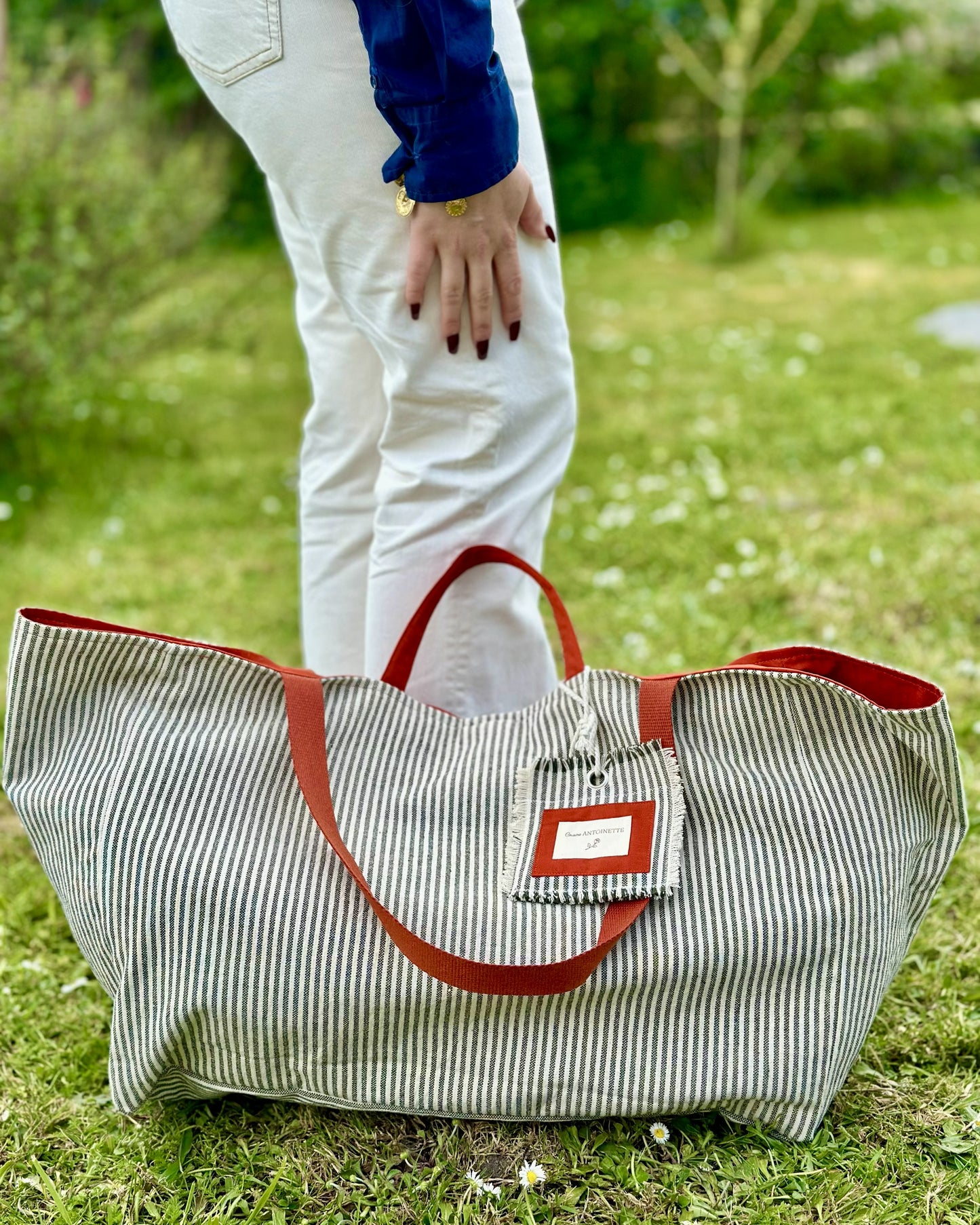 Sac week-end Deauville Safran posé sur l'herbe, vue de côté — Cousine Antoinette
