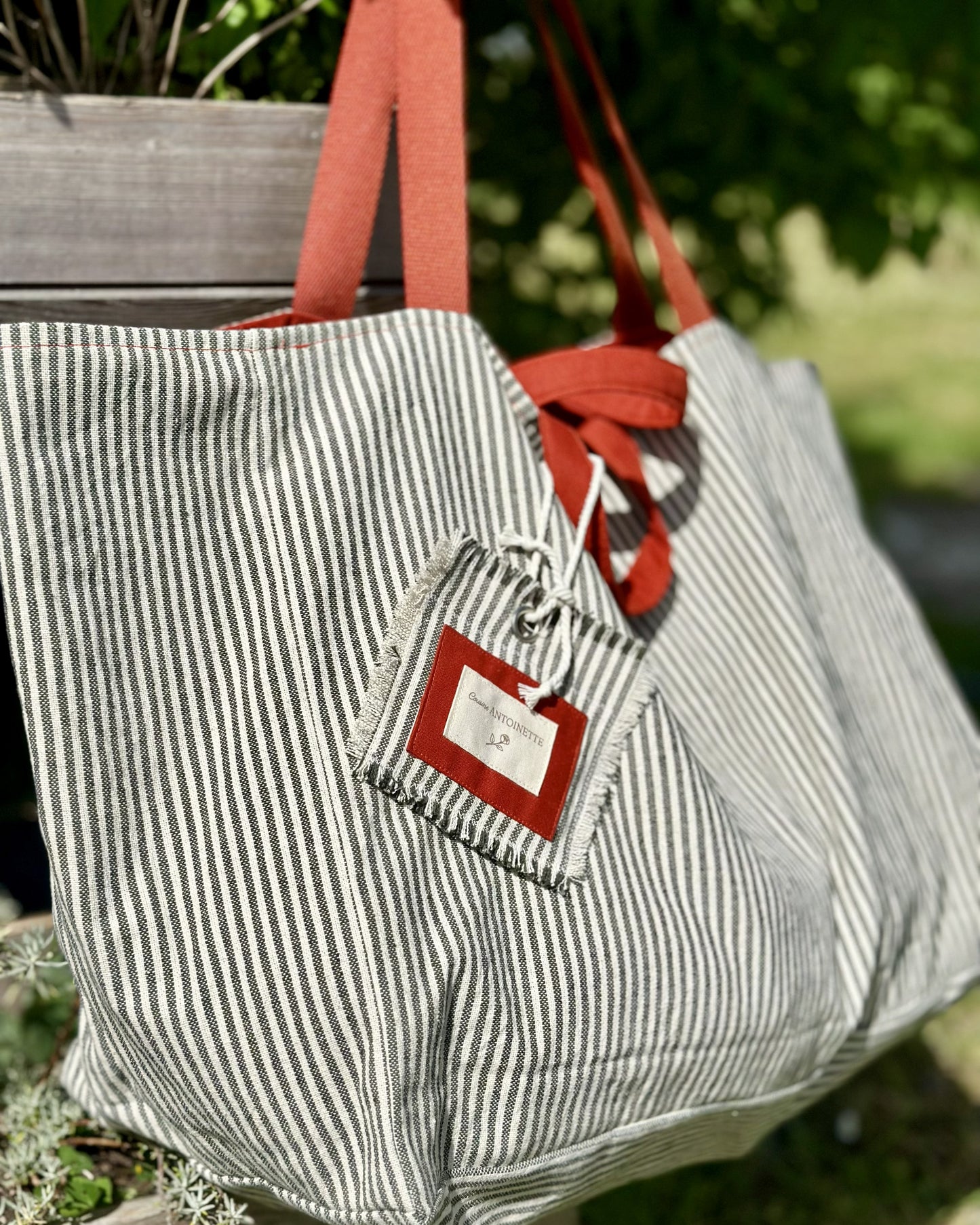 Étiquette signature parfumée à la lavande — sac week-end Deauville Safran, Cousine Antoinette
