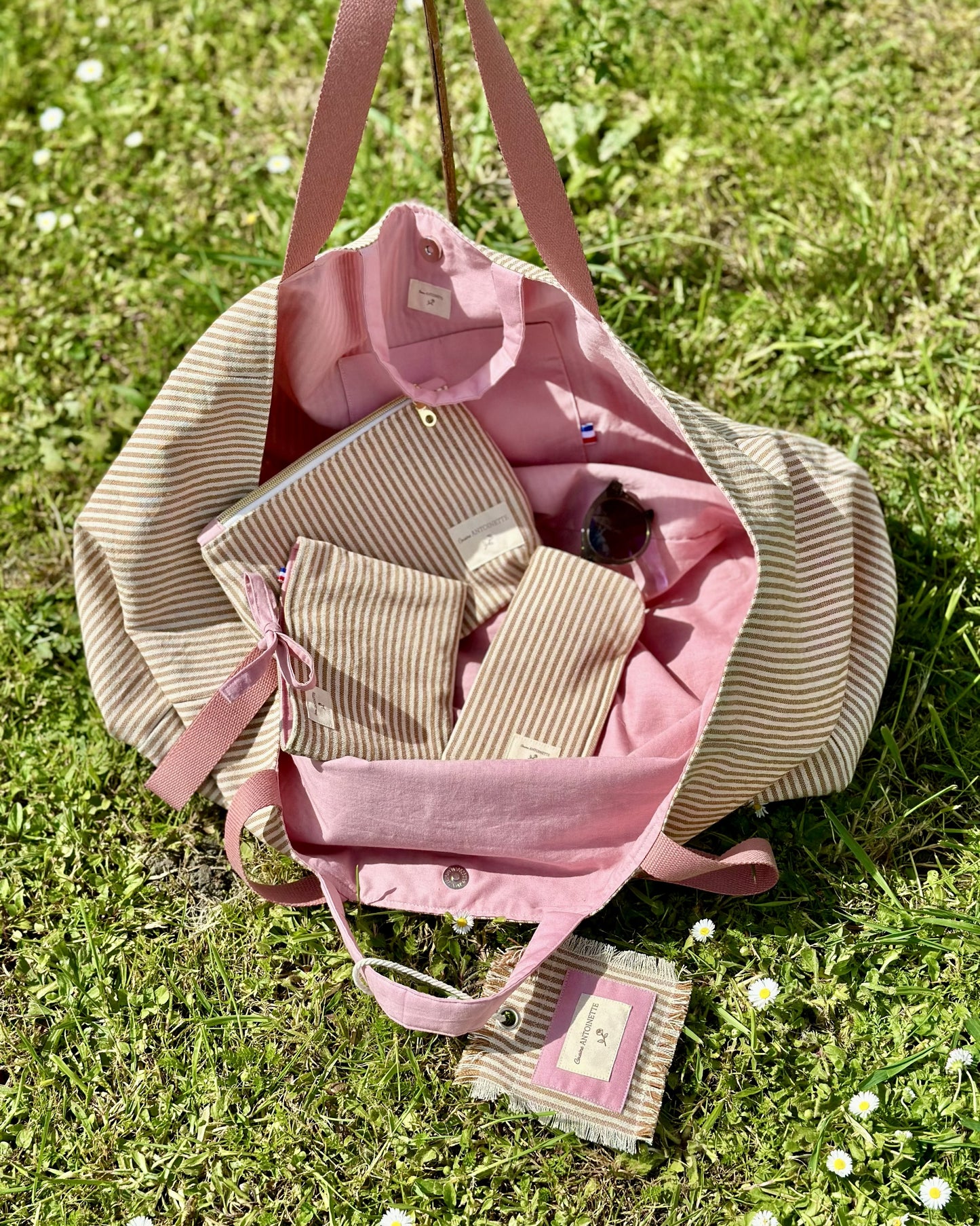 Étui à lunettes Deauville Blush glissé dans le maxi sac de plage – Cousine Antoinette
