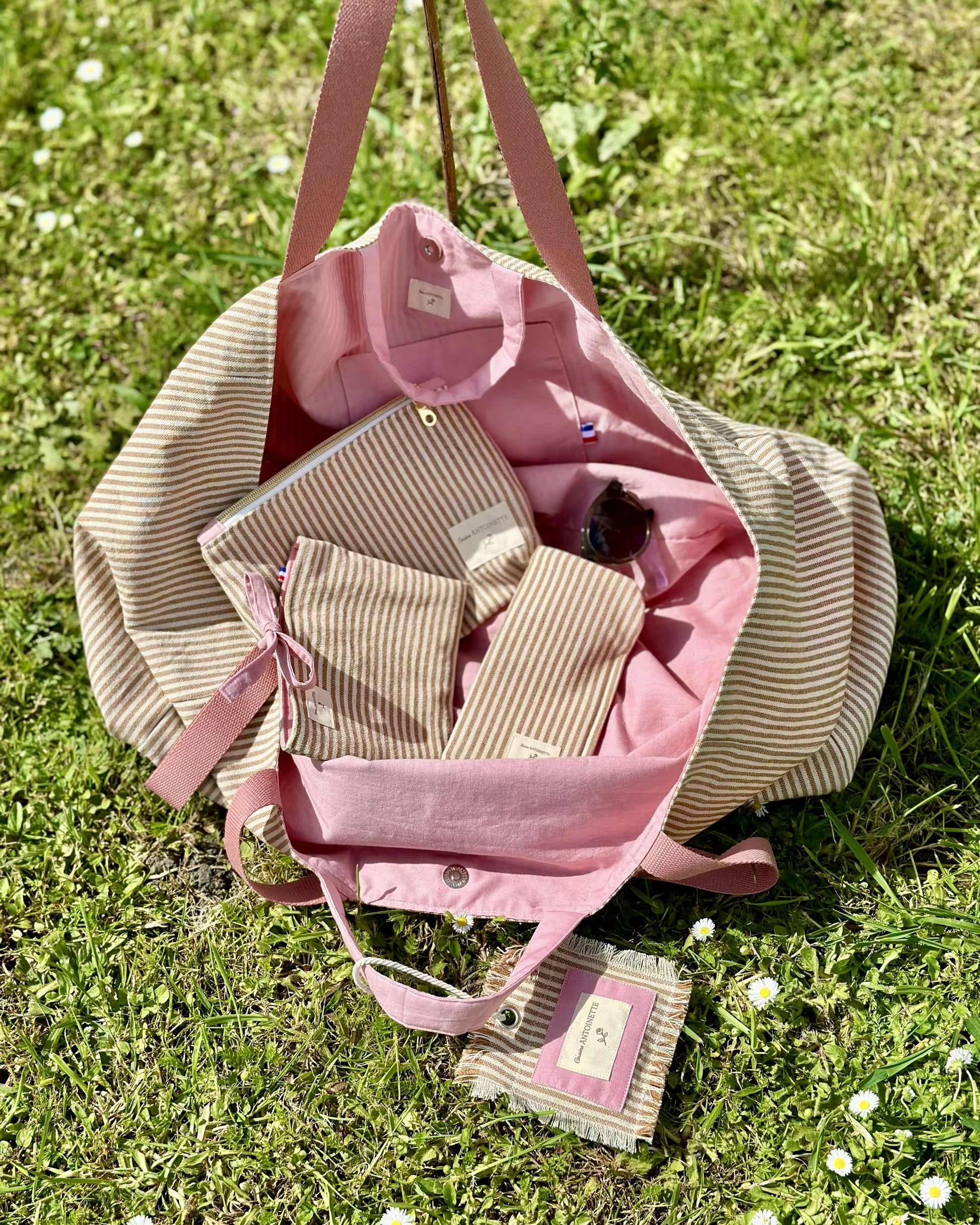 Étui à lunettes Deauville Blush glissé dans le maxi sac de plage – Cousine Antoinette
