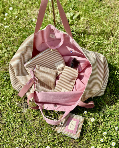 Étui à lunettes Deauville Blush glissé dans le maxi sac de plage – Cousine Antoinette
