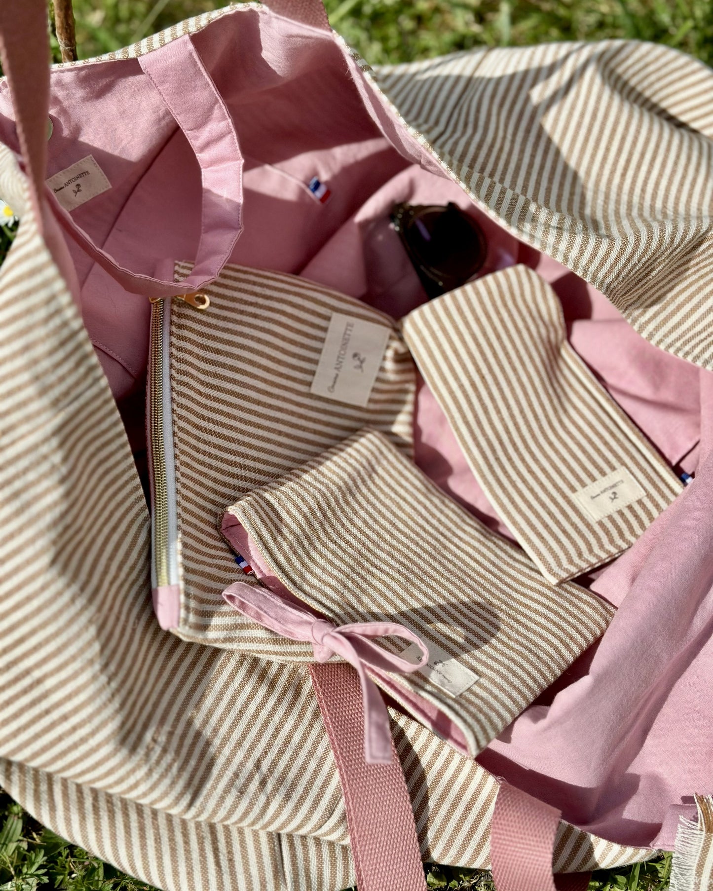 Étui à lunettes Deauville Blush rangé dans le maxi sac de plage avec ses accessoires coordonnés – Cousine Antoinette

