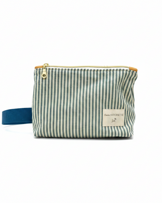 Trousse zippée Deauville Curry – rayures coton écru et vert olive, anse bleue, fermeture dorée, cousue main en France – Cousine Antoinette
