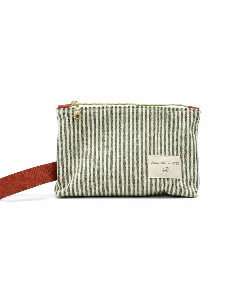 Trousse zippée Deauville Safran – rayures coton écru et vert olive, anse terracotta, fermeture dorée, cousue main en France – Cousine Antoinette
