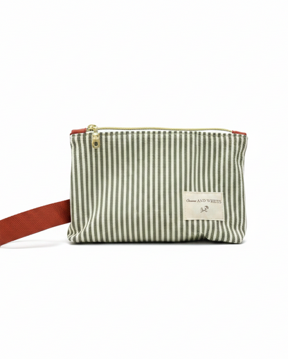 Trousse zippée Deauville Safran – rayures coton écru et vert olive, anse terracotta, fermeture dorée, cousue main en France – Cousine Antoinette
