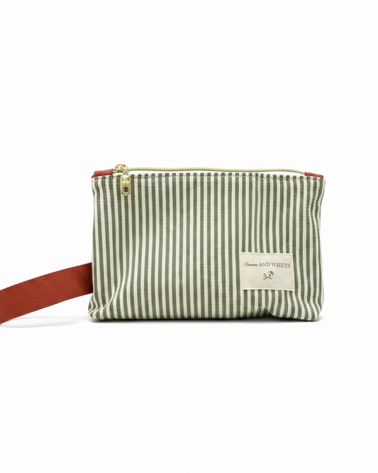 Trousse zippée Deauville Safran – rayures coton écru et vert olive, anse terracotta, fermeture dorée, cousue main en France – Cousine Antoinette
