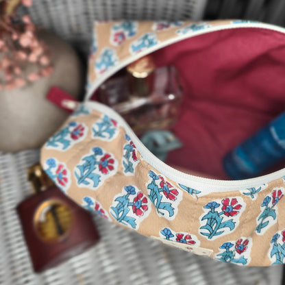 Trousse de toilette Cousine Antoinette Bouquet rouge en tissu avec fermeture éclair, idéale pour ranger accessoires de voyage.