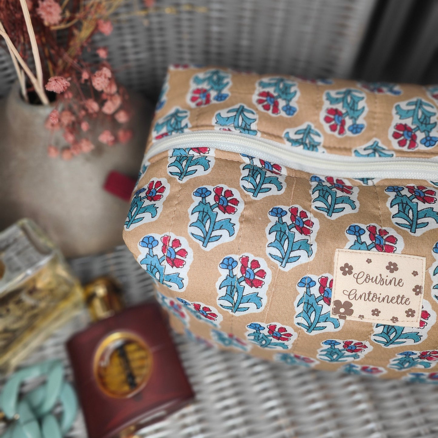 Trousse de toilette Cousine Antoinette Bouquet rouge avec compartiments et fermeture éclair, élégante et pratique pour voyager.