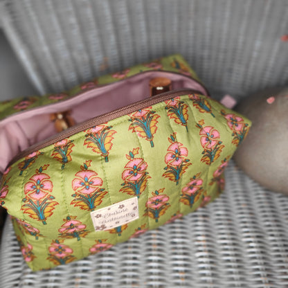 Vue de profil grande trousse de toilette Mahal motif indien fait main France