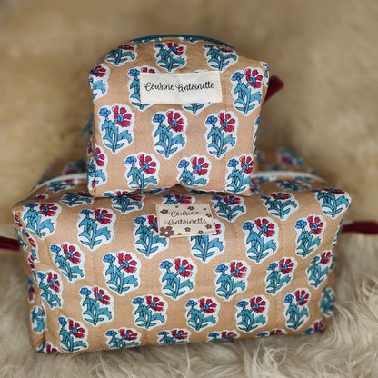 Vue de profil grande trousse de toilette Bouquet Rouge motif floral fait main France