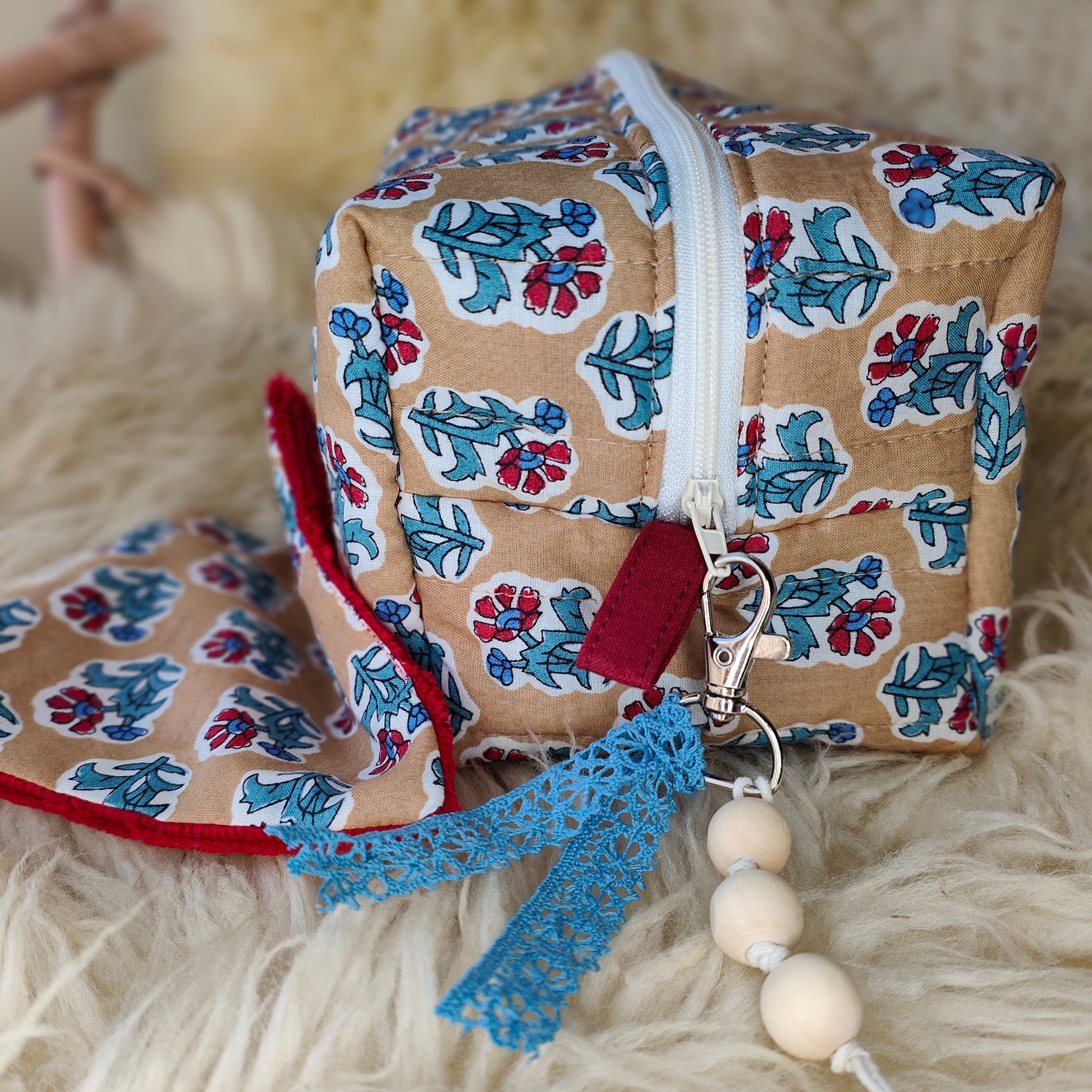 Trousse de toilette Cousine Antoinette Bouquet rouge en tissu avec fermeture éclair, idéale pour accessoires de voyage.