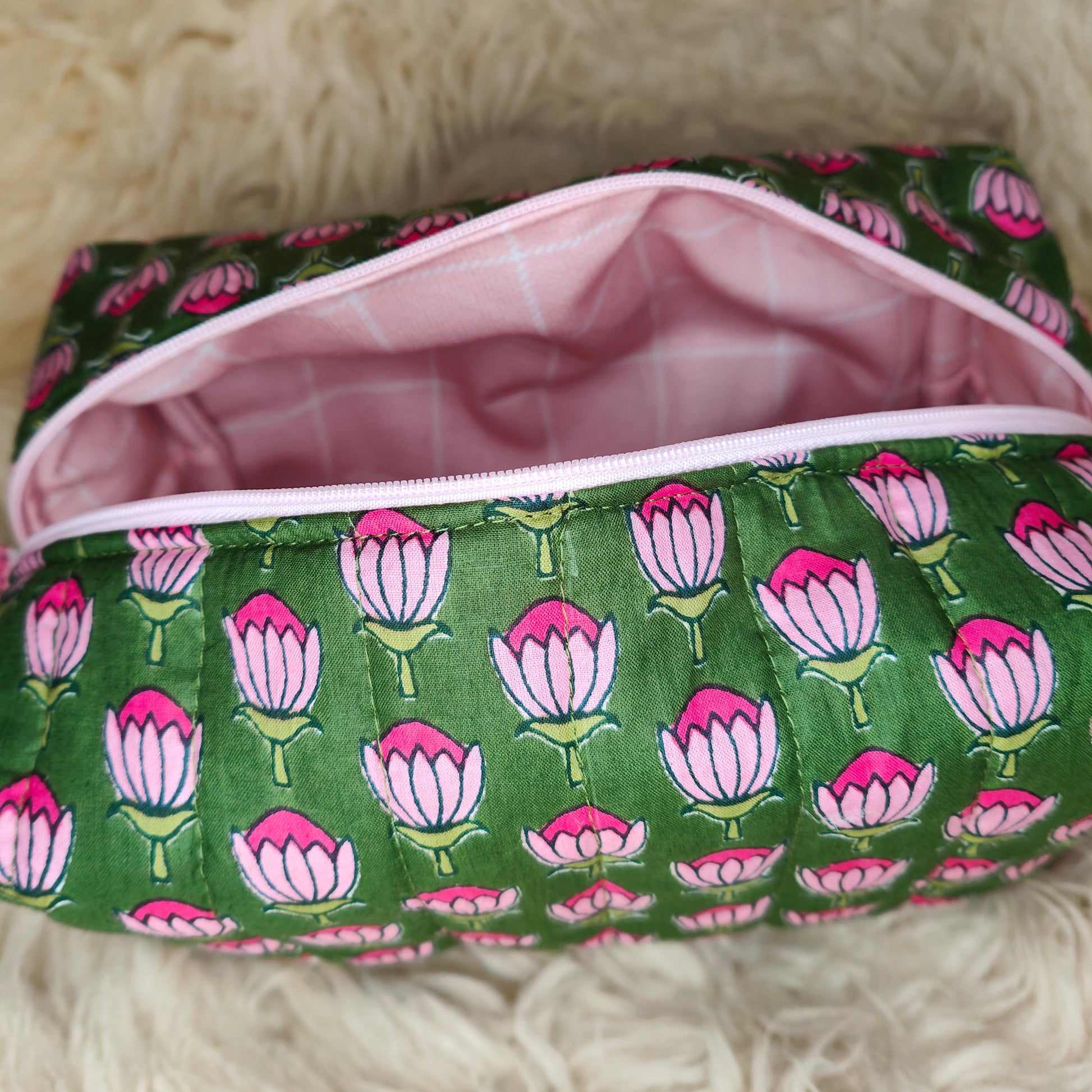 Intérieur rose poudré de la grande trousse de toilette Indi artisanale française