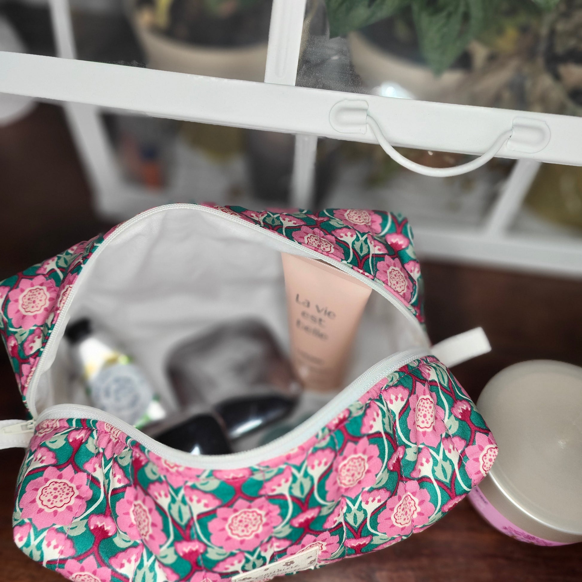 Intérieur rose poudré de la grande trousse de toilette Bonbon artisanale française
