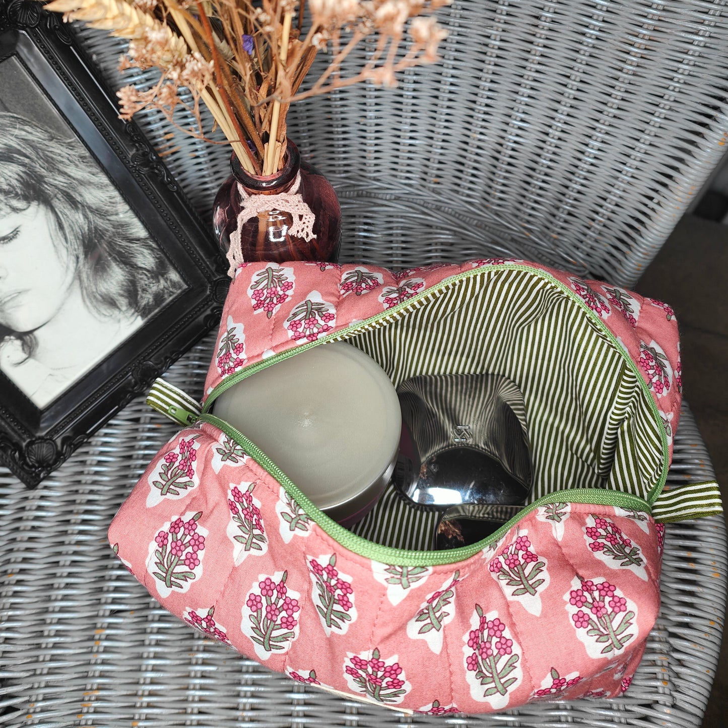 Intérieur rose poudré de la grande trousse de toilette Bouquet Rose artisanale française