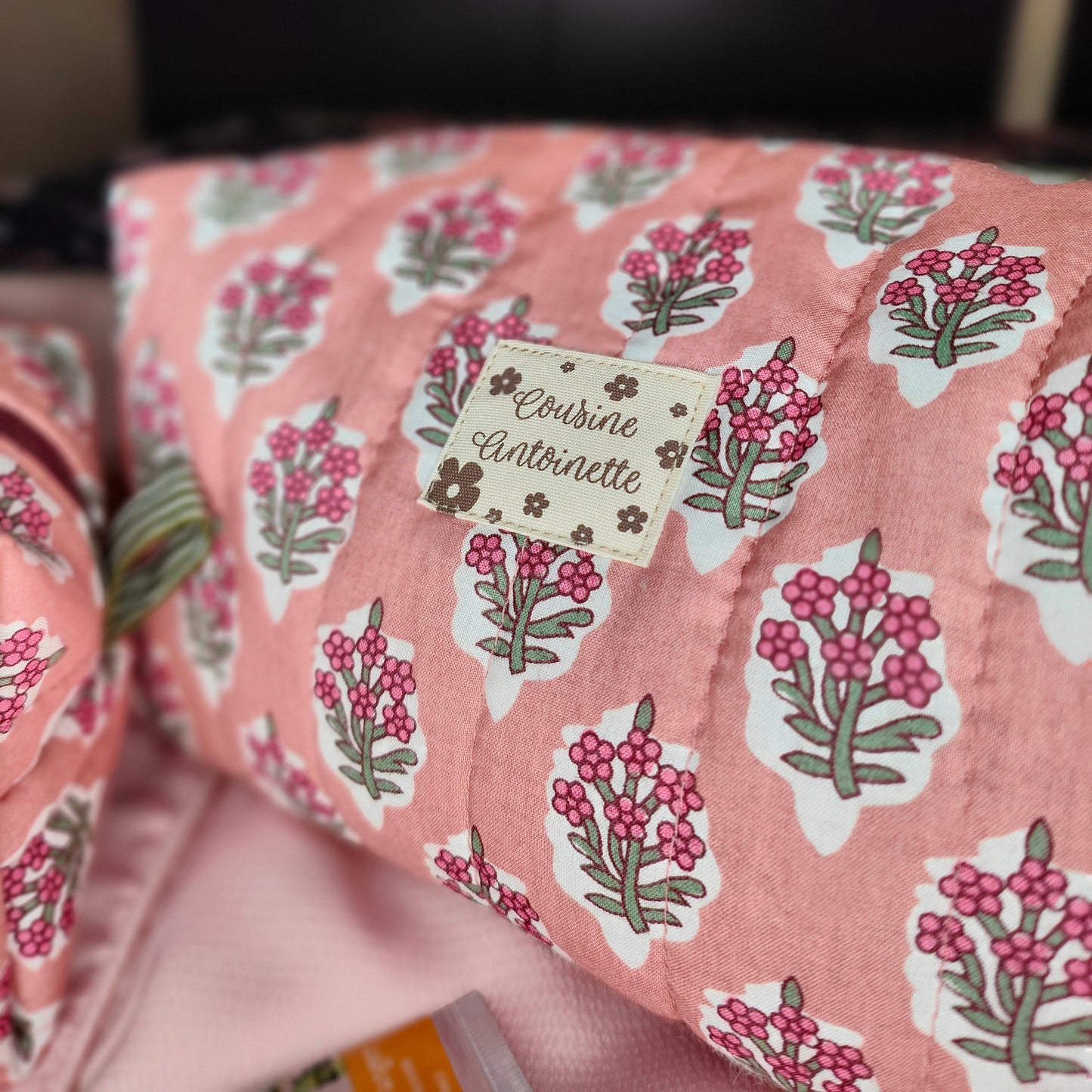 Vue de profil grande trousse de toilette Bouquet Rose motif floral fait main France